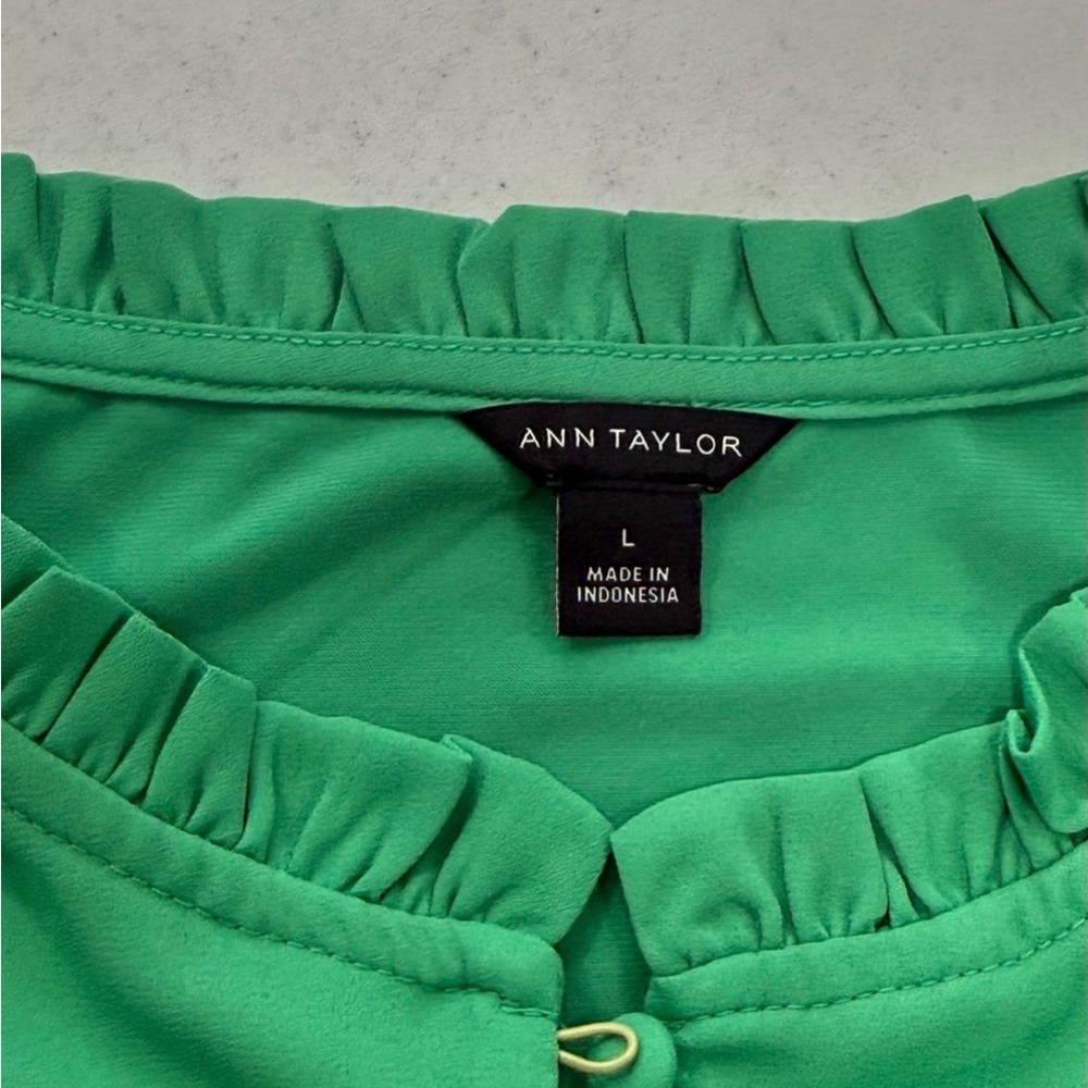 Ann Taylor Women’s Large Bright Green Sleeveless Button Up Blouse Ruffle Trim - Picture 5 of 5